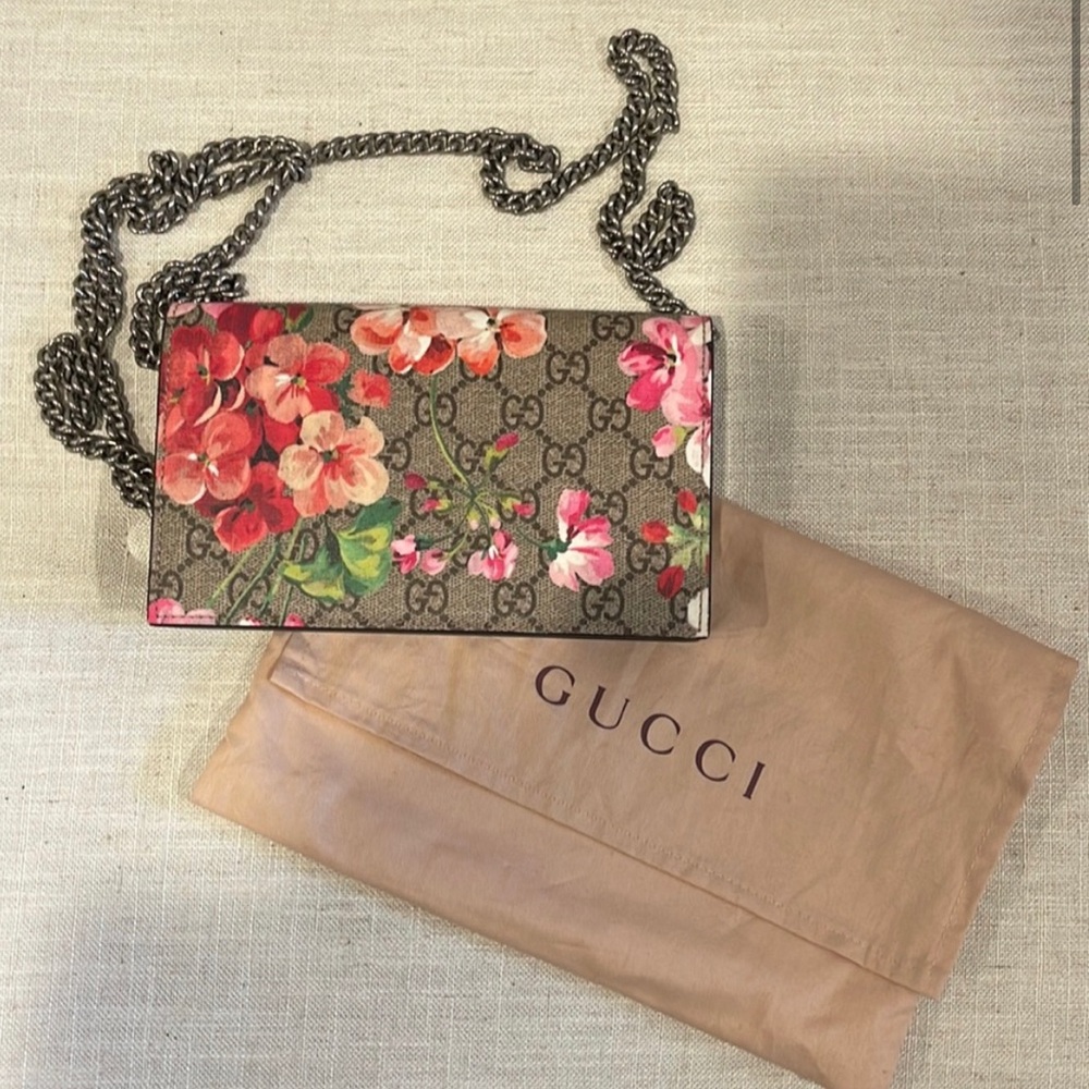 Gucci GG supreme monogram blooms wallet on a chain